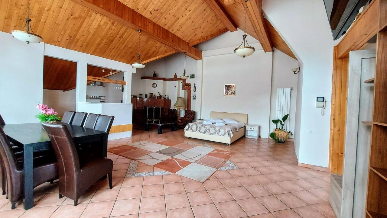 Отель Casa Giulia Бэи­ле-Олэ­неш­ти Экстерьер фото